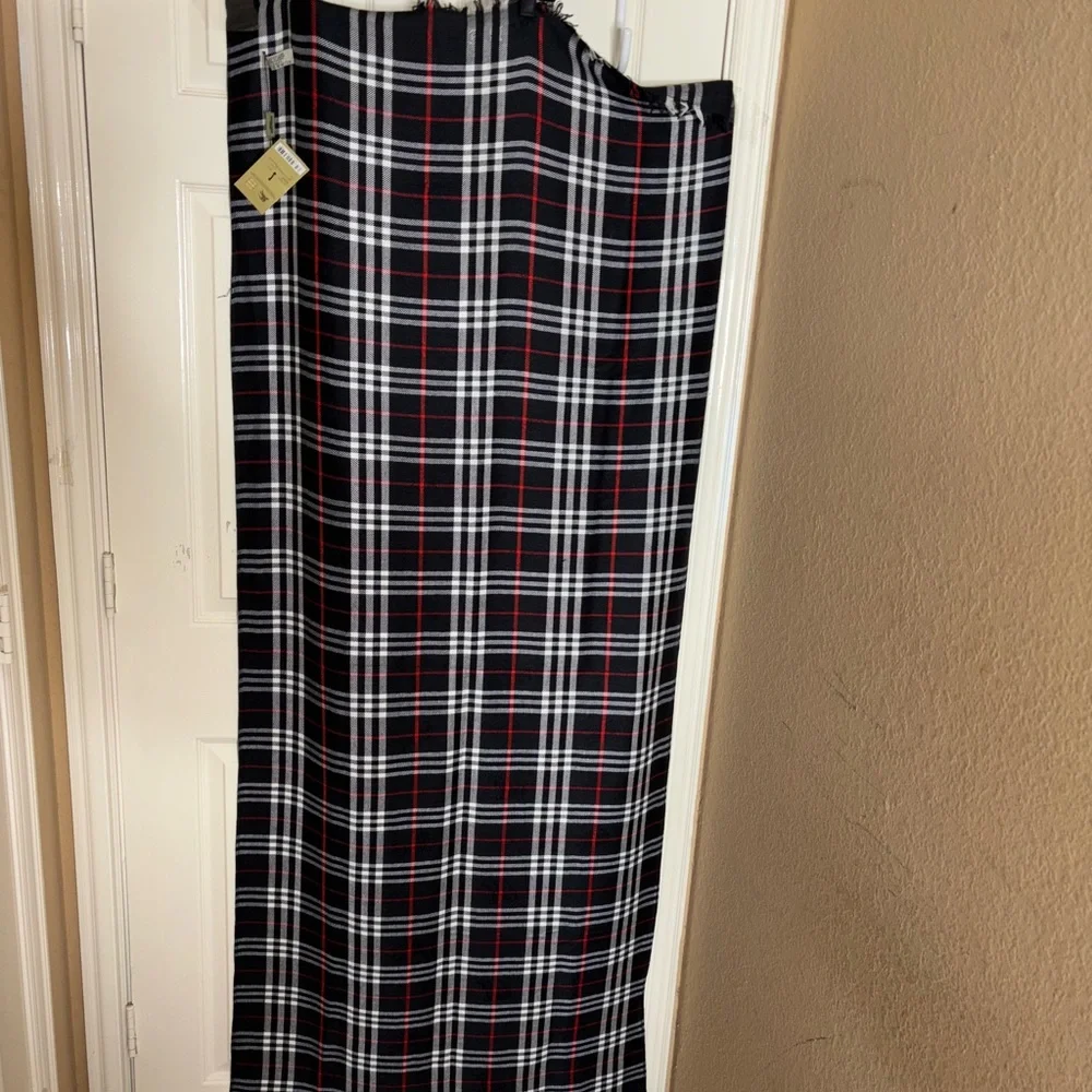 Burberry The Classic Check Cashmere Scarf for Women - 28”X66” - Picture 8 of 8